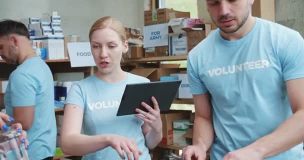 Kaukasische Frau Blauem Shirt Tippt Auf Digitalem Tablet Während Sie — Stockvideo
