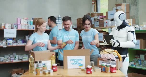 Сотрудники Продовольственного Банка Тщательно Упаковывают Обеспечение Потребностей Украинских Мигрантов Время — стоковое видео