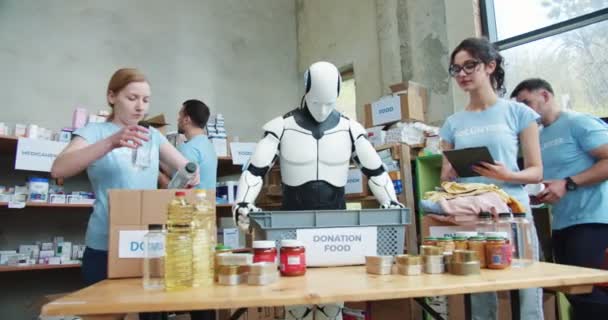 Travailleurs Humanitaires Avec Robot Androïde Mettre Nourriture Des Boissons Dans — Video