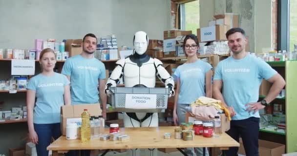 Улыбающиеся Добровольцы Синей Форме Держат Руки Скрещенными Время Гуманоидный Робот — стоковое видео