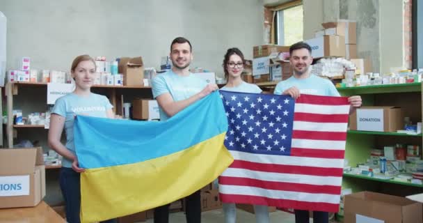 Группа Волонтеров Мужчин Женщин Держащих Символ Украины Сша Продовольственном Банке — стоковое видео