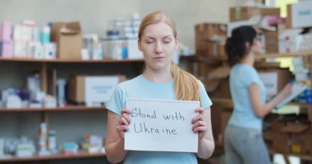 Bağış Deposunda Durup Destek Pankartı Tutarken Ukrayna Ulusuyla Dayanışma Içinde — Stok video