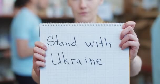 Καυκάσια Νεαρή Γυναίκα Κρατώντας Πανό Γραπτή Φράση Σταθεί Την Ουκρανία — Αρχείο Βίντεο