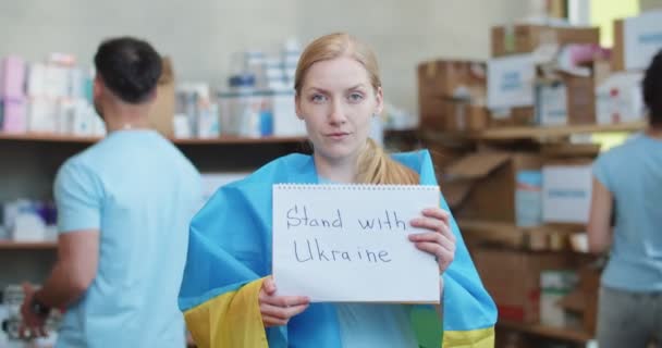Sebevědomá Dobrovolnice Zakrytá Ukrajinskou Vlajkou Protiválečným Praporem Uvnitř Mladá Žena — Stock video