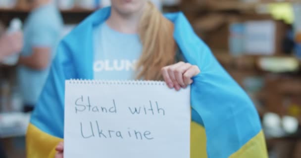 Κοντινό Πλάνο Της Νεαρής Γυναίκας Την Ουκρανική Σημαία Στους Ώμους — Αρχείο Βίντεο