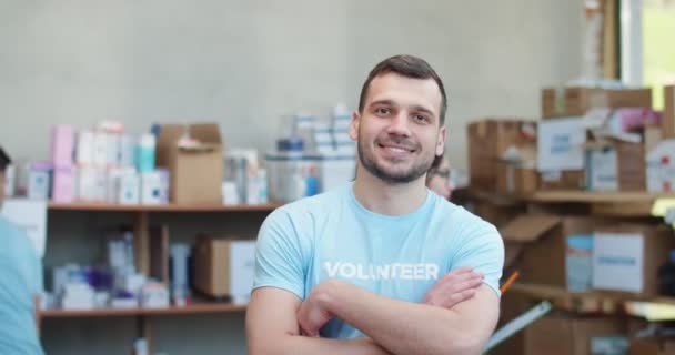 Portrait Homme Barbu Souriant Shirt Volontaire Debout Avec Des Bras — Video
