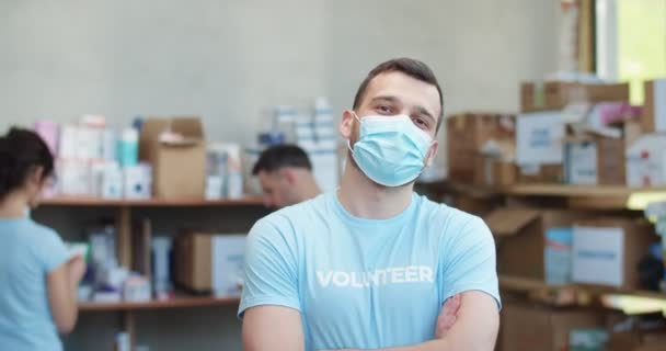 Egy Fiatal Férfi Arcmaszkos Önkéntesről Készült Portré Aki Keresztbe Tett — Stock videók