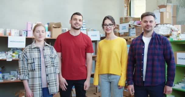 Dört Pozitif Gönüllüden Oluşan Bir Grup Hayır Kurumu Ofisinde Yan — Stok video