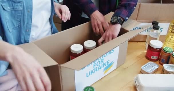 Close People Packing Donated Food Boxes Needs Ukrainian Refugees Group — Stock Video