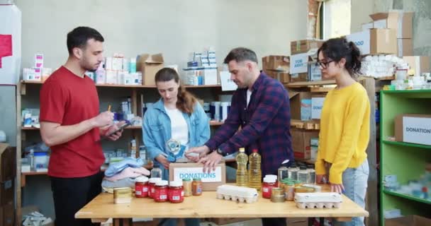 Eine Gruppe Fleißiger Freiwilliger Rotkreuzzentrum Klebt Kartons Mit Gesammelten Spenden — Stockvideo