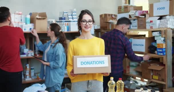 Atractiva Voluntaria Sosteniendo Caja Cartón Con Donación Texto Mientras Está — Vídeos de Stock