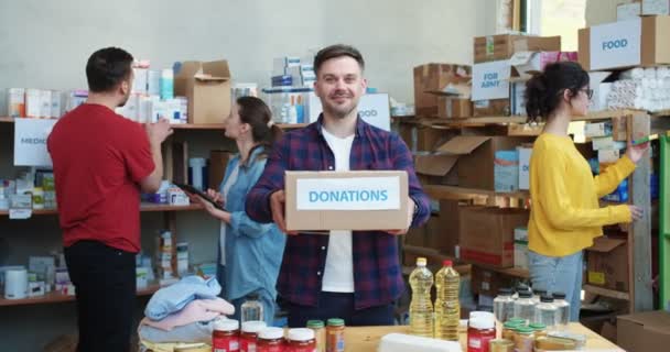Guapo Voluntario Masculino Con Camisa Cuadros Sosteniendo Caja Donación Mientras — Vídeo de stock