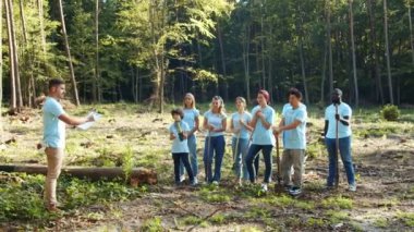 Çevre kirliliği sorunundan endişe eden bir grup gönüllü. Eylemcilerin lideri atık toplama konusunda tavsiyelerde bulunuyor. Ekoloji, biyosfer koruma kavramı