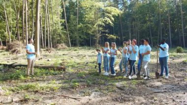 Gönüllülerden oluşan bir ekip çöp, çöp ve atık toplama eğitimi alıyor. Ekoloji çevrecileri iş planlıyorlar ve el kaldırıyorlar. Çevre, doğa, kirlilik kavramı