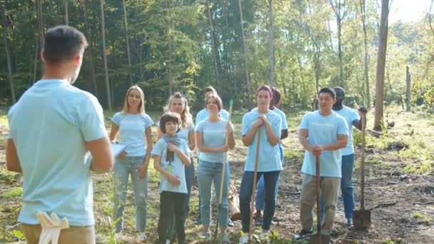 Group Volunteers Concerned Problem Environmental Pollution Leader Activists Giving Advises — Stock Video