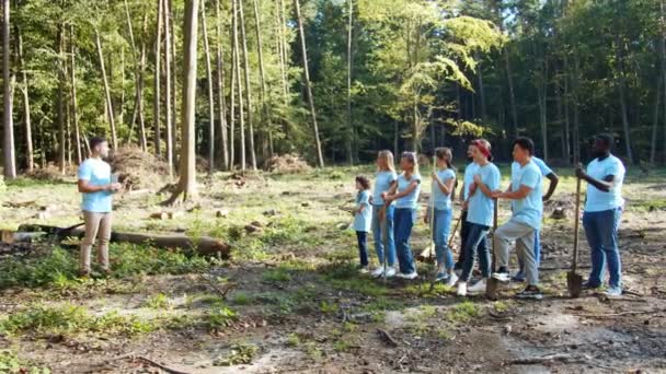 Equipo Voluntarios Siendo Instruidos Sobre Basura Basura Recolección Residuos Ecología — Vídeo de stock