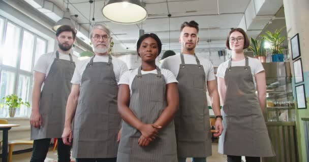Team Van Vrolijke Glimlachende Cafetaria Werknemers Schorten Kijken Naar Camera — Stockvideo