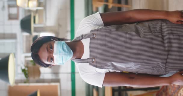 Vertikale Orientierung Video Von Jungen Glücklichen Schönen Afroamerikanischen Angestellten Barista — Stockvideo