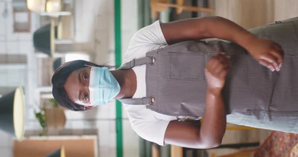 Vertikala Bilder Unga Vackra Afroamerikanska Kvinna Arbetare Medicinsk Mask Och — Stockvideo