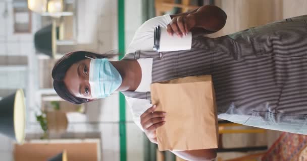 Portrait Young Beautiful African American Woman Employee Medical Mask Apron — Stockvideo