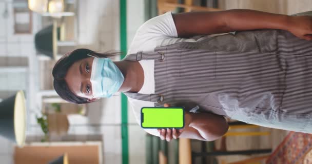 Vertikal Orientering Unga Afroamerikanska Vackra Glada Kvinnliga Anställd Medicinsk Mask — Stockvideo