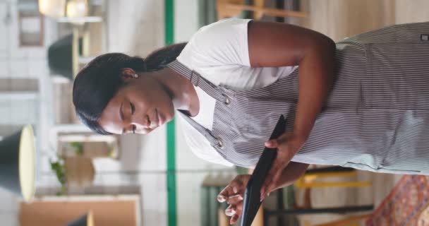 Porträt Einer Jungen Fröhlichen Afroamerikanischen Arbeiterin Schürze Die Internet Surft — Stockvideo