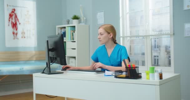 Portrét Krásné Sestřičky Pracující Počítači Nemocniční Ordinaci Mladá Běloška Píše — Stock video