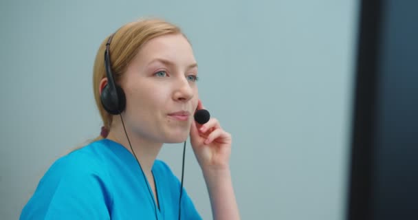 在电脑上与病人举行的电话视频会议中快乐的年轻诊所工作人员的画像 在封锁期间 白人女护士在网上提供医疗支助 Internet Medicine Concept — 图库视频影像