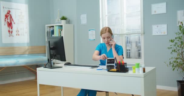 Vážná Běloška Modré Lékařské Uniformě Diskutuje Lékařem Výsledcích Ultrazvuku Mladá — Stock video