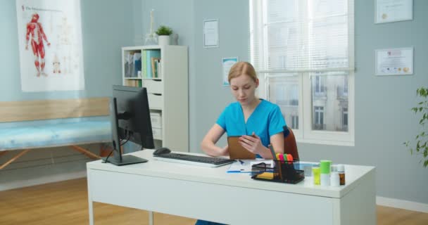 Krásná Běloška Lékařské Uniformě Pracující Stolu Nemocniční Kanceláři Mladá Sestra — Stock video