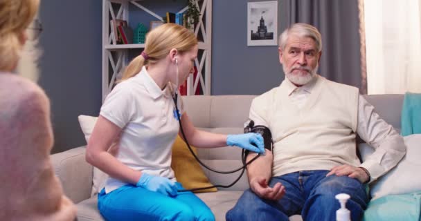 Fiatal Kaukázusi Orvos Vizsgálja Idős Beteg Házban Méri Vérnyomást Idős — Stock videók