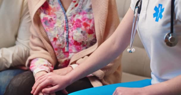 Kafkasyalı Genç Kadın Doktorların Ziyareti Sırasında Hastaları Neşelendirirken Yaşlı Adam — Stok video