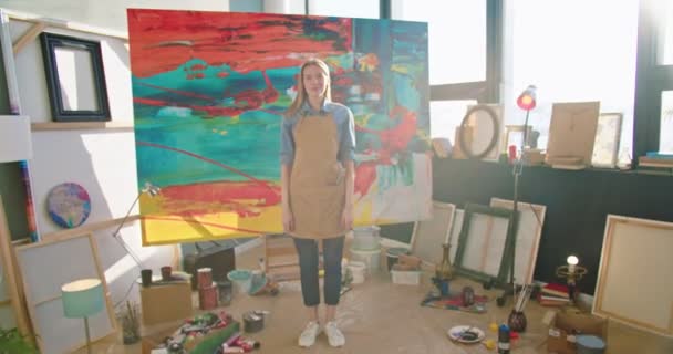 Cámara Acercándose Joven Feliz Caucásico Mujer Talentoso Pintor Delantal Pie — Vídeo de stock