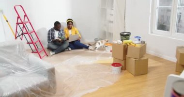 Afro-Amerikalı genç, neşeli karı koca, yeni bir dairede, şirin kedileriyle birlikte oturuyorlar. Tadilat sırasında internette sörf yapıyorlar.
