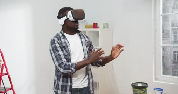 Retrato Chico Joven Afroamericano Para Habitación Gafas Utilizando Tecnología Futurista — Vídeo de stock