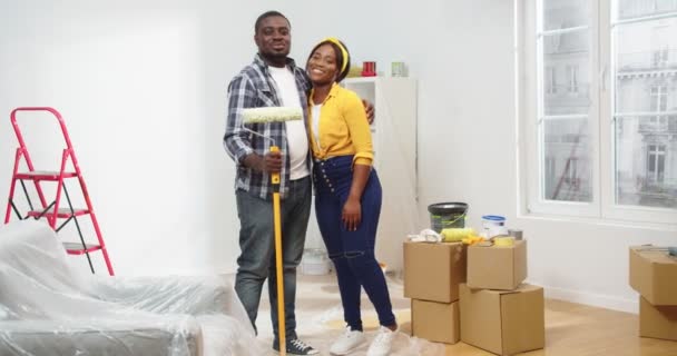 Feliz Joven Alegre Pareja Afroamericana Casada Abrazando Pie Nuevo Apartamento — Vídeos de Stock