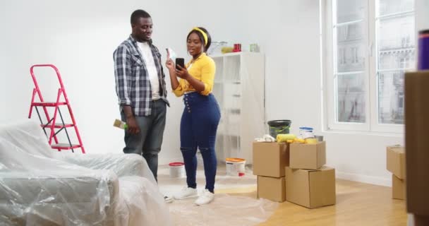 Afroamericano Feliz Pareja Casada Esposa Marido Pie Habitación Con Muebles — Vídeos de Stock