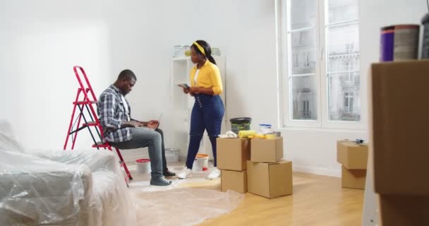 Junge Frau Und Mann Afroamerikanisches Paar Neuer Wohnung Mit Boxen — Stockvideo
