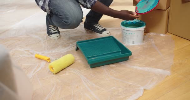 Afrika Kökenli Amerikalı Erkek Ellerinin Odayı Boyamak Için Yeşil Boya — Stok video
