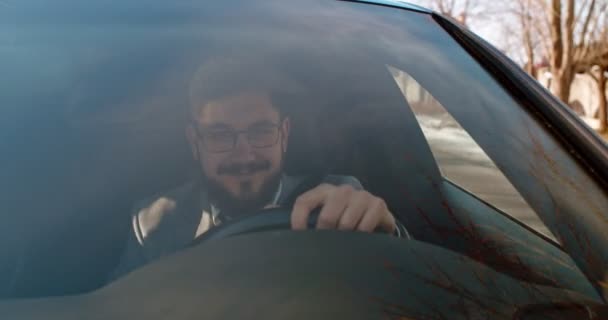 Homem Alegre Bonito Óculos Estilo Negócios Dirigindo Carro Cantando Enquanto — Vídeo de Stock