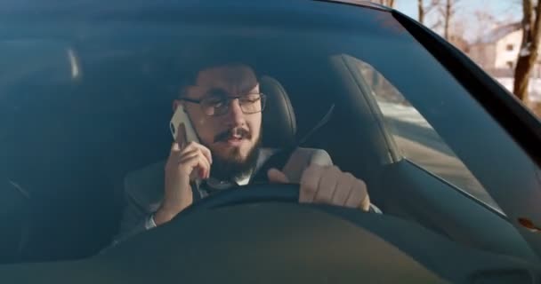 Junger Kaukasischer Gutaussehender Geschäftsmann Mit Brille Spricht Handy Während Morgens — Stockvideo
