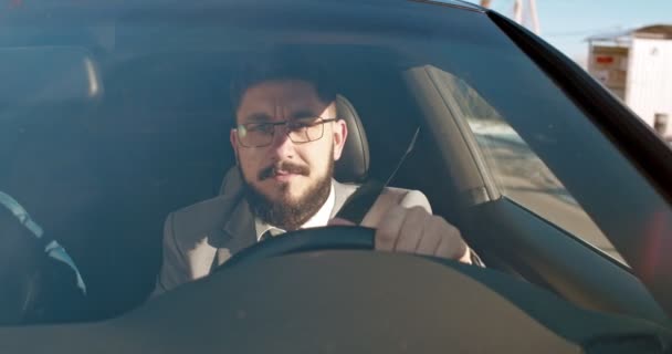 Běloch Veselý Pohledný Muž Brýlích Obleku Řízení Auta Své Ulice — Stock video