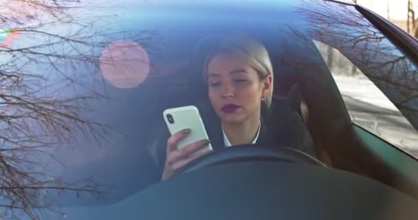 Kavkazská Mladá Krásná Žena Férovým Vlasy Klepání Textování Smartphone Při — Stock video