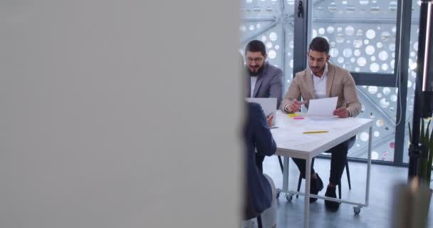 Karışık Irk Genç Çalışanları Ofiste Otururken Bayan Patronla Görüşüyor Şirketin — Stok video
