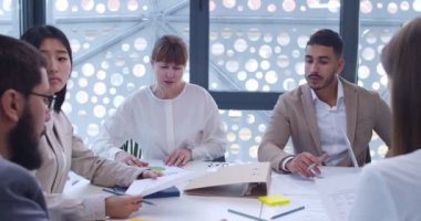 Kadın ve erkek melez takımının beyin fırtınası konsepti. İş ortakları toplantısı. Beyaz yakalı şirket çalışanları. Erkekler ve kadınlar işbirliği yapıyor ve proje ve gelişimi tartışıyorlar.