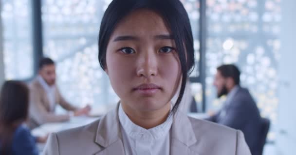 Ofisteki Genç Asyalı Bayan Ofis Çalışanının Yüzü Kameraya Bakıyor Arka — Stok video