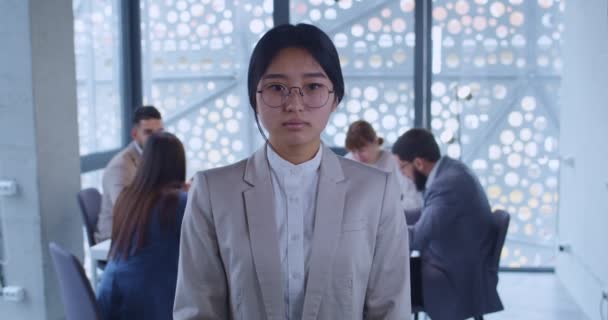 Портрет Молодой Азиатской Офисной Работницы Очках Стоящей Офисе Смотрящей Камеру — стоковое видео