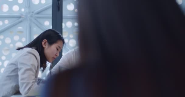 Blanke Vrouwelijke Baas Praten Met Aziatische Jonge Witte Boorden Bedrijf — Stockvideo