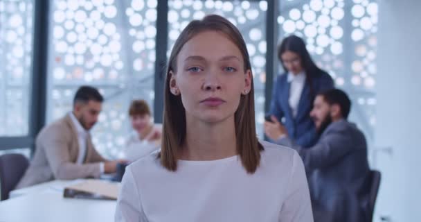 Tæt Unge Kaukasiske Kvindelige Kontor Funktionær Kontor Ser Kameraet Forretningsmøde – Stock-video