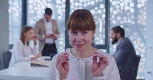 Portræt Midaldrende Kaukasiske Kvindelige Kontormedarbejder Ser Smiler Til Kameraet Forretningsmøde – Stock-video